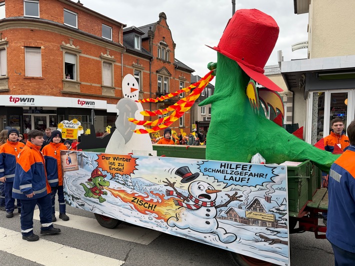 FW Weinheim: Jugendfeuerwehr Weinheim beteiligt sich mit kreativem Motivwagen am Sommertagszug