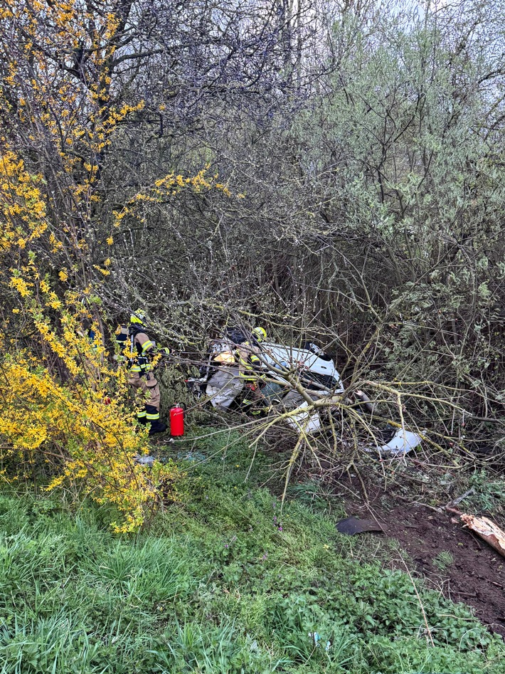 FW-NE: Verkehrsunfall auf der B477 - PKW in Graben | Zwei verletzte Personen