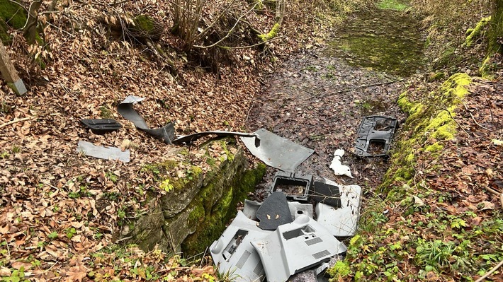 POL-UL: (GP) Böhmenkirch - Fahrzeugteile entsorgt / Die vergangenen Tage wurden Fahrzeugteile in die Natur geworfen.
