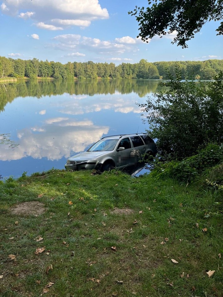 POL-COE: Dülmen, Börnste/ Auto in einen Teich gefahren