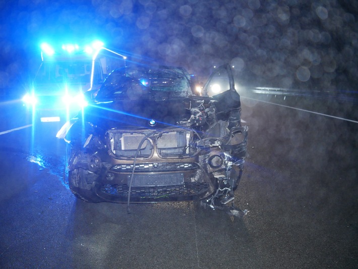 POL-ROW: ++ Unfall auf der Hansalinie - BMW kracht in Sattelzug ++ Radfahrer verursacht Unfall und flüchtet - Polizei bittet um Hinweise ++ 23-Jähriger bei Wildunfall verletzt ++