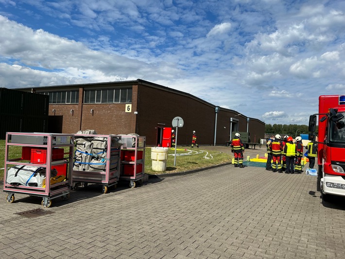 FW Dülmen: Auslaufender Gefahrstoff beschäftigt Feuerwehr rund 2,5 Stunden
