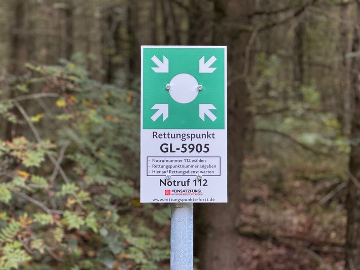 FW-GL: Schnellere Hilfe im Wald: Feuerwehr Bergisch Gladbach installiert 30 Waldrettungspunkte