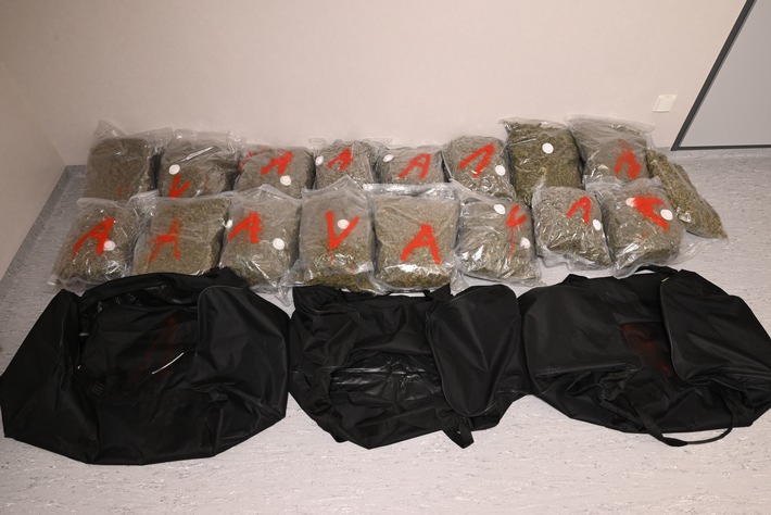 POL-HK: Walsrode: Zufallsfund bei Unfallaufnahme; Soltau: Betrunken am Steuer; Buchholz/A 7: Kettenunfall; Hodenhagen: Unfallverursacherin gesucht