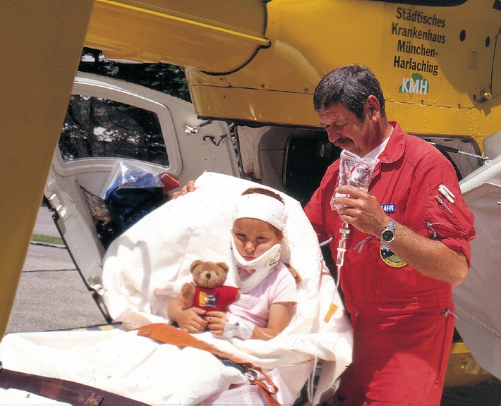 ADAC-Luftrettung: Hubärt tröstet kranke Kinder / Teddybär für kleine
Patienten