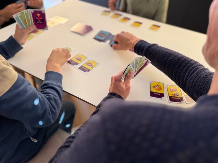 finlit foundation und Sparda Südwest Stiftung launchen „Manno! Die Moneten Challenge“ – Ein Kartenspiel für finanzielle Bildung