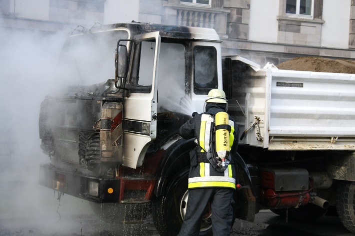 FW-E: LKW-Führerhaus vollständig ausgebrannt, Fahrer blieb unverletzt