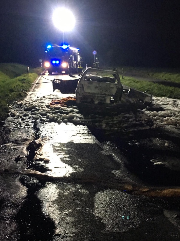 FW-RE: Brennender PKW nach Verkehrsunfall - eine schwer verletzte Person