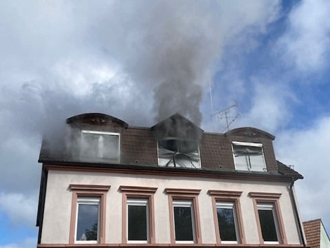 POL-PDPS: Brand in Dachgeschosswohnung