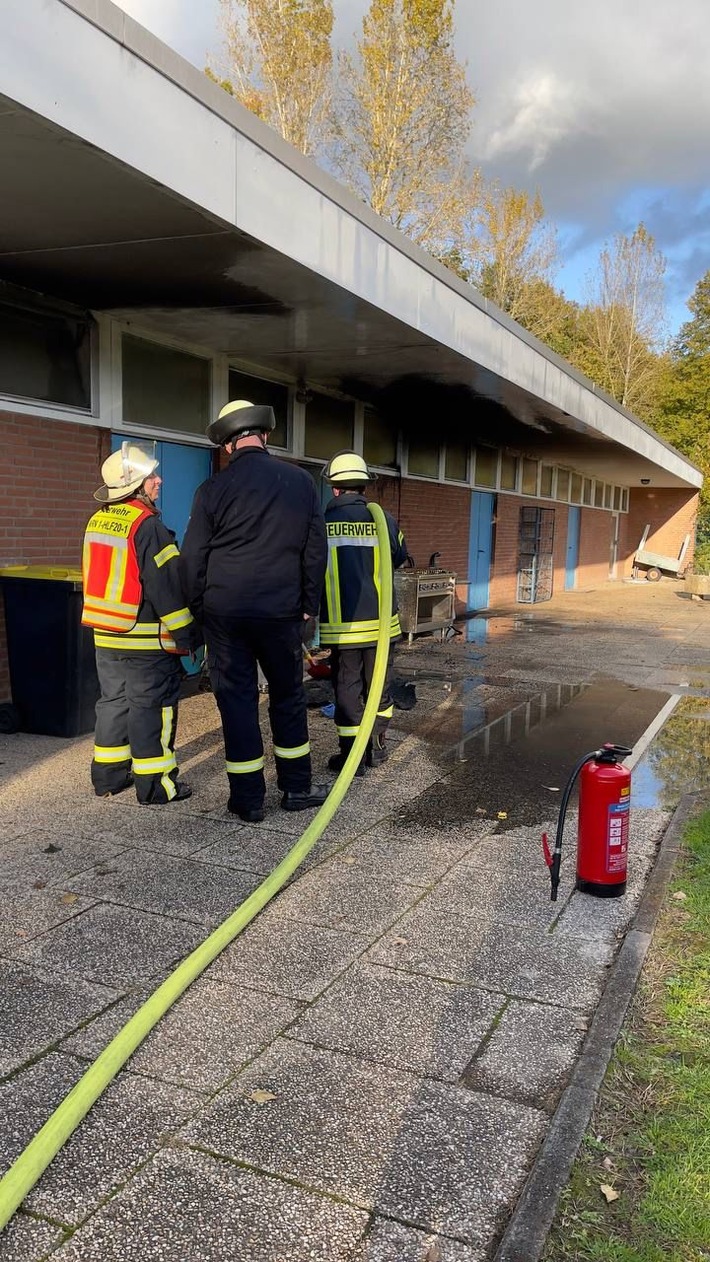 FW-WRN: FEUER_1 - LZ1 - brennt Mülltonne am Vereinsheim