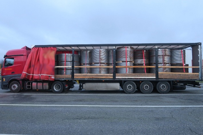 POL-DEL: Autobahnpolizei Ahlhorn: Sattelzug mit mangelhaft gesicherter Ladung auf der Autobahn 1 im Bereich der Gemeinde Bakum unterwegs