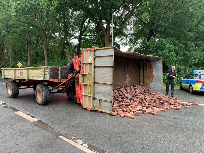 POL-OL: Pressemitteilung der Polizei Edewecht Traktor mit Anhänger stürzt in Westerscheps auf der L829 um und blockiert die Fahrbahn