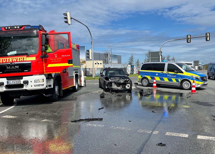 POL-BI: Ostring Fahrspur musste zeitweise nach Unfall mit Rotlichtverstoß gesperrt werden