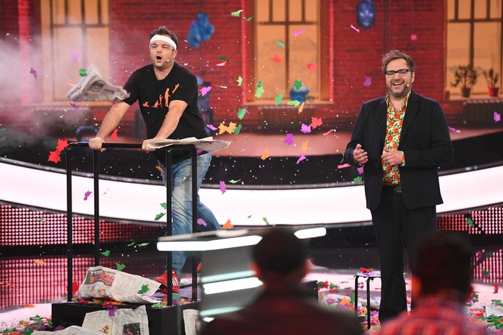 Orkan in Paul Panzers TV-Studio: Hundeflüsterer Martin Rütter schreit seine Mitspieler an: "Ein netteres Wort für Weiber!" Der Comedian versucht den Begriff "Frauenheld" zu erklären.