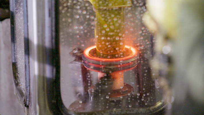 Das im 3D-Druckverfahren hergestellte Induktionswerkzeug ermöglicht im Kölner Ford-Getriebewerk die thermische Härtung von Synchronringen bei 820 Grad Celsius. / Weiterer Text über ots und www.presseportal.de/nr/6955 / Die Verwendung dieses Bildes für redaktionelle Zwecke ist unter Beachtung aller mitgeteilten Nutzungsbedingungen zulässig und dann auch honorarfrei. Veröffentlichung ausschließlich mit Bildrechte-Hinweis.