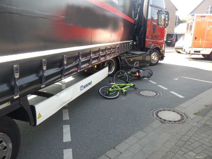 POL-KLE: Goch - Verkehrsunfall / Radfahrer bei Zusammenstoß mit LKW verletzt