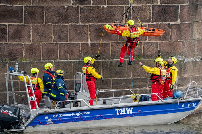 Presse Auslandseinheit von DLRG und THW trainiert an der Weser den Einsatz im Hochwasser