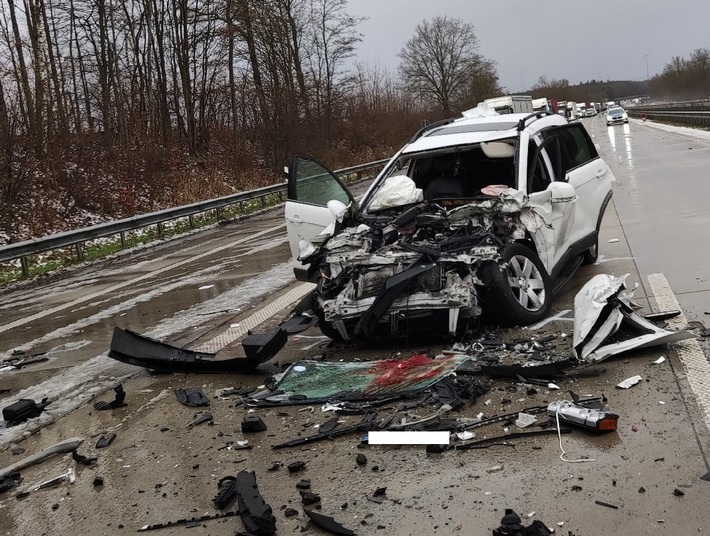 POL-CUX: Schwere Verkehrsunfälle auf der BAB27 - Bei vier Verkehrsunfällen und sechs beteiligen Fahrzeugen fünf Personen verletzt, eine davon lebensgefährlich - zwei weitere Verletzte durch Hundebiss