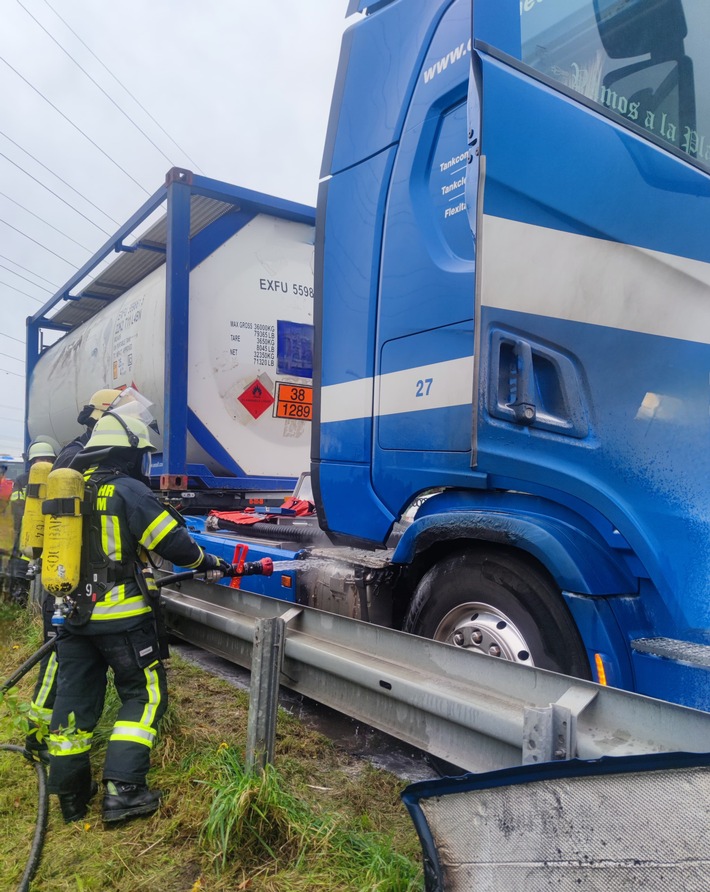FW Bergheim: Brand auf Autobahn 61 - Rettungswagenbesatzung bemerkt Feuer an Gefahrgut-LKW