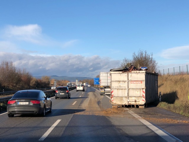 POL-PDLD: Starke Windböe sorgt für Unfall auf der A65