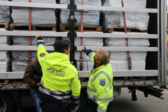 POL-OS: Länderübergreifende Kontrollaktion im Kampf gegen illegale Abfalltransporte - deutsch-niederländische Vereinbarung unterzeichnet