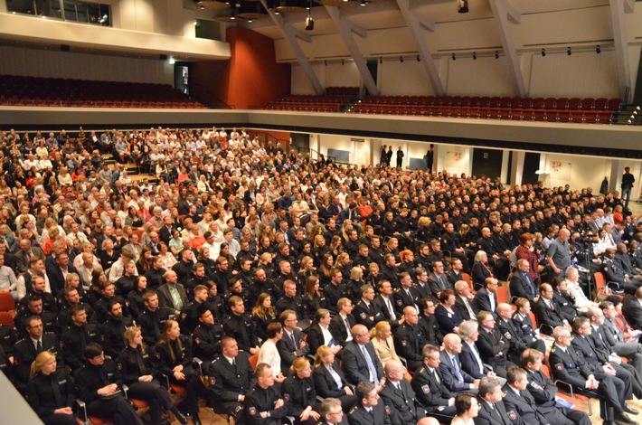 POL-AK NI: &quot;Bachelor of Arts&quot; an 163 angehende Polizeikommissarinnen und Polizeikommissare verliehen