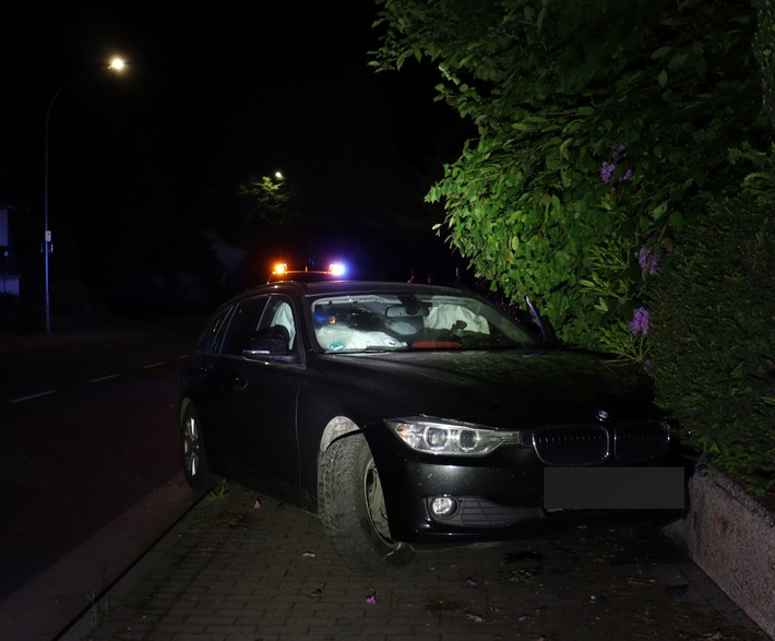POL-HF: Verkehrsunfall in Kurvenbereich - BMW prallt gegen Mauer