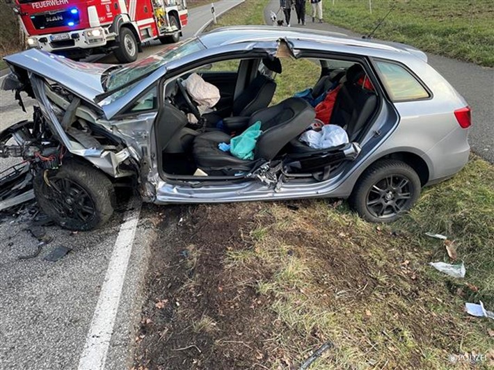 POL-PPWP: Frontalzusammenstoß - Autofahrerin schwer verletzt