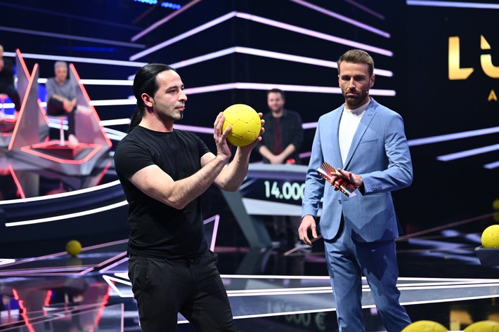 Comedy-Klassentreffen bei &quot;Lucky Stars&quot;: Janine Kunze, Michael Mittermeier, Simon Gosejohann, Bülent Ceylan und Martin Klempnow quizzen am Dienstag auf ProSieben