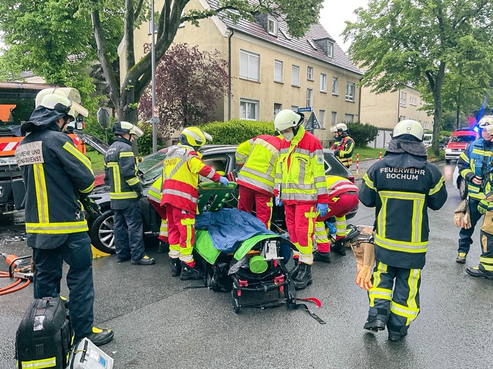 FW-BO: Verkehrsunfall mit eingeklemmter Person