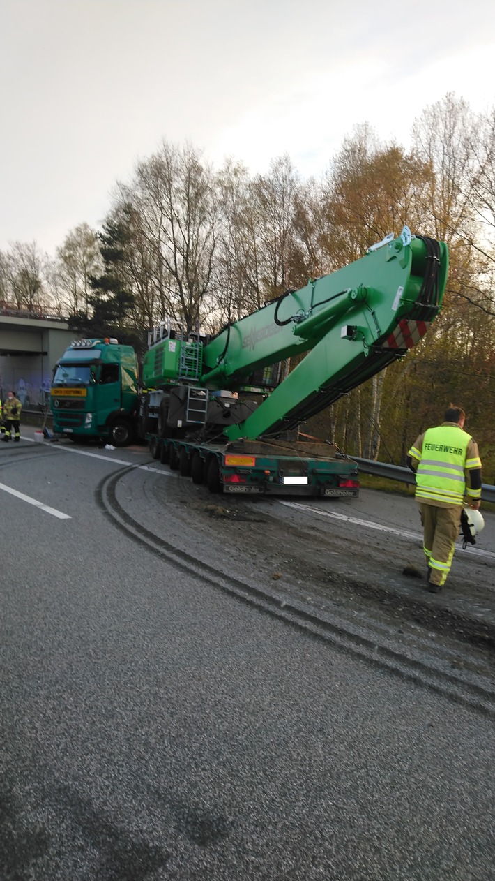 POL-CUX: Unfall eines Schwertransportes mit langer Vollsperrung der BAB 27 in Richtung Cuxhaven + Zeugenhinweise erbeten