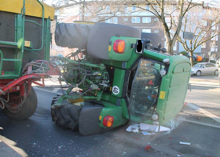 POL-NE: Traktor kippt bei Verkehrsunfall um