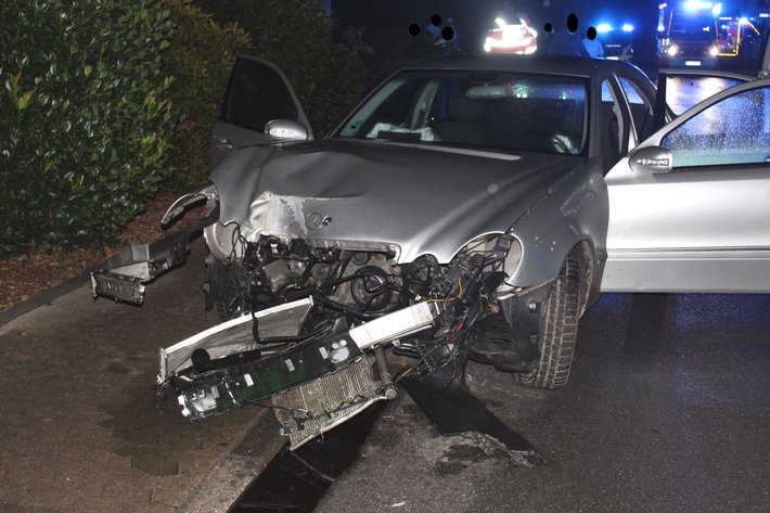 POL-MI: Fahrer alkoholisiert: Vollbesetzter Mercedes kracht gegen Laterne