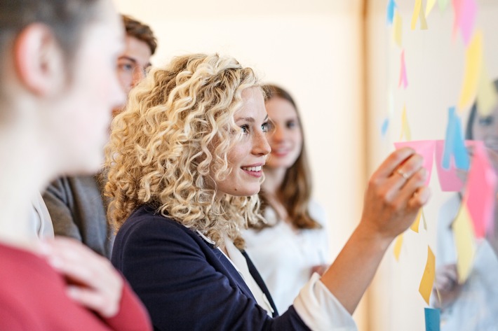 Merck Future Compass: Karriere-Bremse Kind? Gen Z fordert bei Familienplanung Rückendeckung vom Chef!