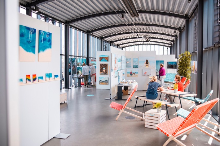 Kunst im Kreuzfahrtterminal zur Travemünder Woche