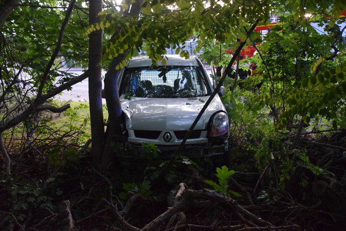 POL-HF: Renault-Fahrer flüchtet zu Fuß- Bäume stoppen Alkoholfahrt