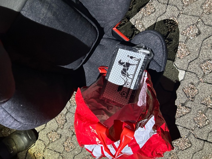 HZA-KI: Kokain im Kindersitz versteckt - Zoll stellt mehr als ein Kilogramm Kokain auf der A7 sicher