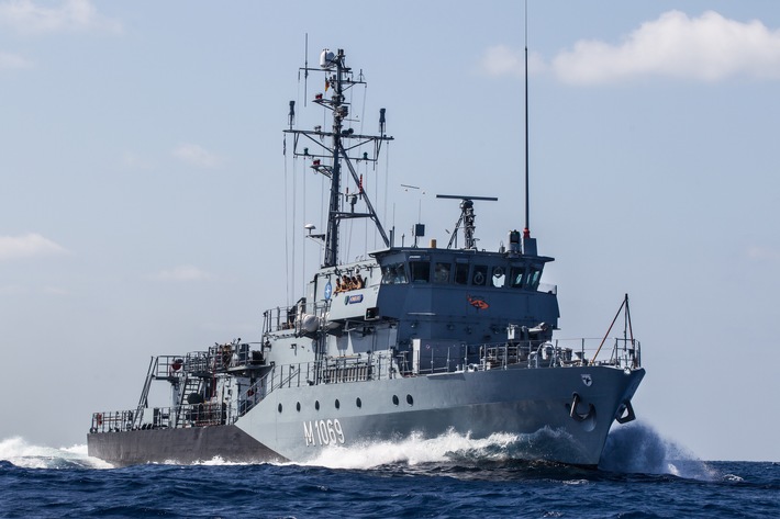 Minenjagdboot "Homburg" läuft zum NATO-Einsatz aus