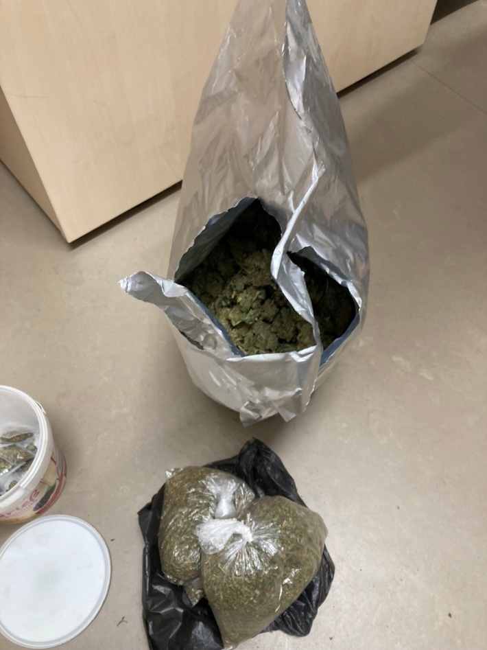POL-D: Dealerwohnung in Friedrichstadt aufgeflogen: 63-Jähriger festgenommen - Über ein Kilogramm Marihuana und 4.800 Euro Dealgeld beschlagnahmt
