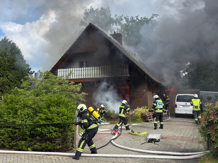 FW-AUR: Einfamilienhaus in Flammen
