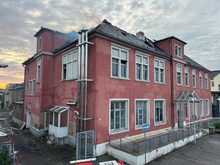 FW Dresden: Großbrand in der ehemaligen Staatsoperette - Einsatz erfolgreich beendet