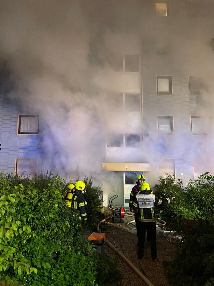 FW Bergheim: ERSTMELDUNG: Kellerbrand in Mehrfamilienhaus - Einsatz in Bergheim dauert an