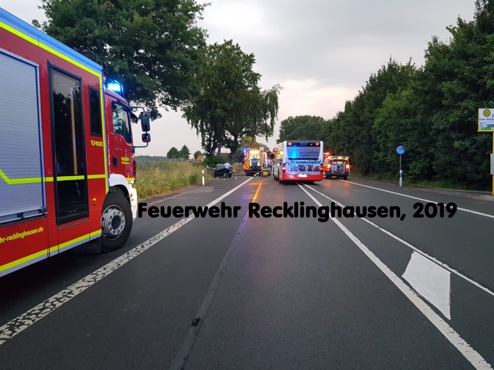 FW-RE: Schwerer Verkehrsunfall mit Linienbus - eine schwerst verletzte Person