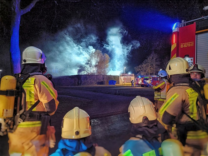 FW Grevenbroich: Stundenlanger Löscheinsatz bei Brand in altem Gewerbebau / Keller mit Schaum geflutet