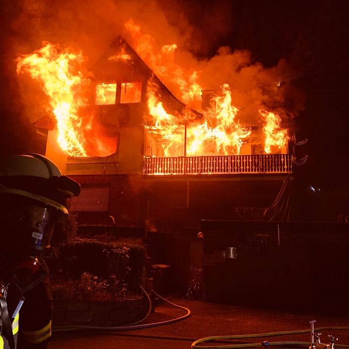 FW-OE: Gebäudebrand in Kirchhundem-Rinsecke - Waldbrand kann erfolgreich verhindert werden