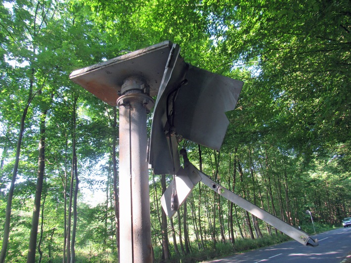 POL-ME: Stationäres Radarmessgerät massiv beschädigt - die Polizei sucht Zeugen - Langenfeld - 2206010