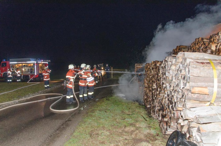 FW-CW: Stapel mit Brennholz hat an Feldhütte gebrannt