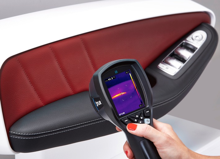 Neue beheizbare Armlehne von Yanfeng Automotive Interiors bietet mehr Komfort und Behaglichkeit / Mit beheizbarer Armlehne auch an kalten Wintertagen komfortabler unterwegs