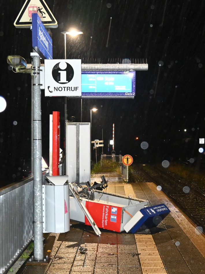 POL-STD: Zwei unbekannte Täter sprengen Fahrkartenautomaten auf Agathenburger Bahnhof, Einbrecher in Buxtehude, Unfallopfer aus Fredenbeck Wedel verstorben, Kupfer an Stader Friedhofskapelle entwendet