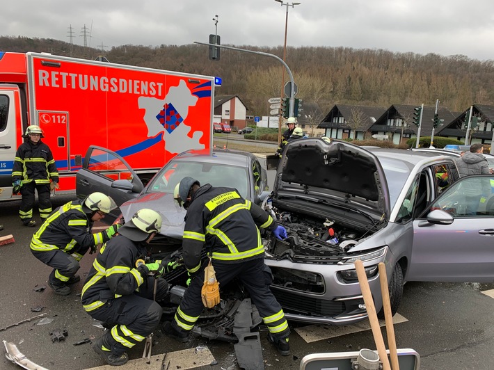 FW-EN: Zwei Verletzte bei Verkehrsunfall